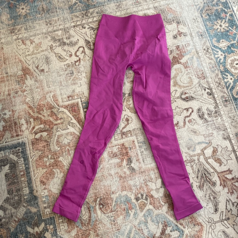 NWOT Lululemon Women’s Size 6 Fuchsia Compression Leggings